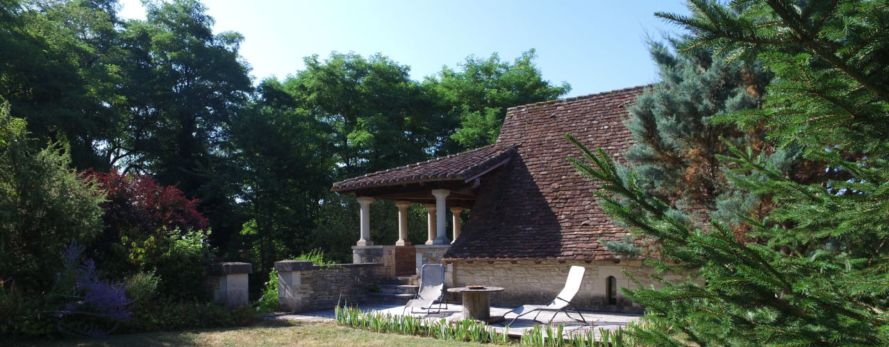 Détente sur la terrasse de la maisosn d'angle, gite de charme